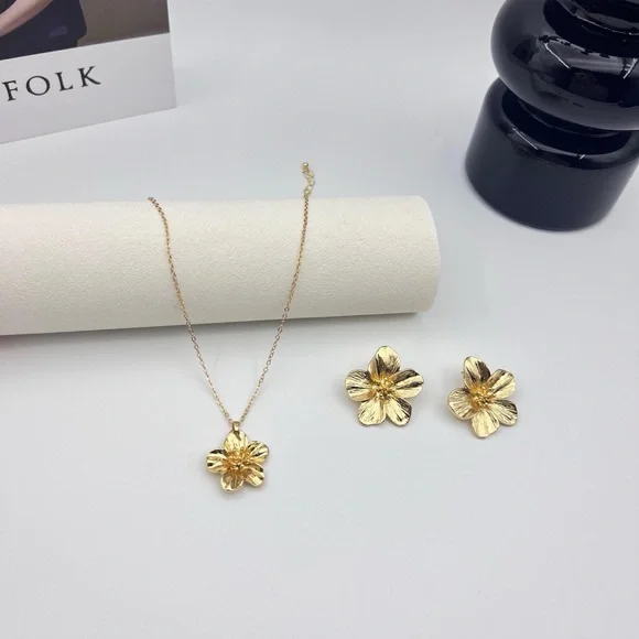 Elegant Gold Floral Jewelry Set - Picture 4 of 6